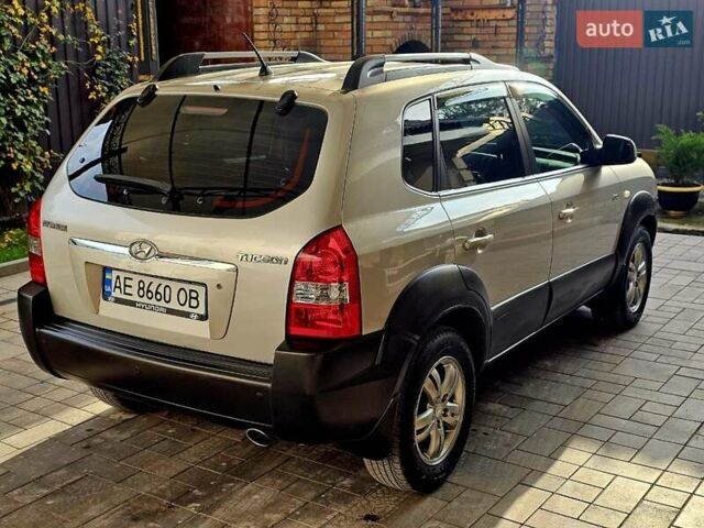 Сірий Хендай Туксон, об'ємом двигуна 2 л та пробігом 198 тис. км за 8250 $, фото 5 на Automoto.ua