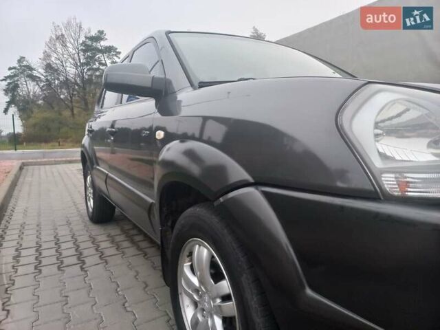 Сірий Хендай Туксон, об'ємом двигуна 2 л та пробігом 190 тис. км за 8600 $, фото 39 на Automoto.ua