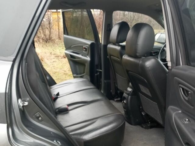 Сірий Хендай Туксон, об'ємом двигуна 2 л та пробігом 267 тис. км за 8300 $, фото 6 на Automoto.ua