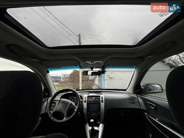 Сірий Хендай Туксон, об'ємом двигуна 2 л та пробігом 255 тис. км за 7600 $, фото 19 на Automoto.ua