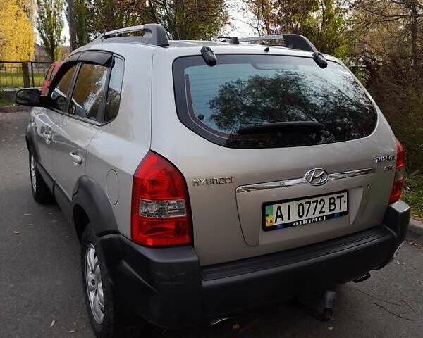 Сірий Хендай Туксон, об'ємом двигуна 2 л та пробігом 182 тис. км за 8800 $, фото 3 на Automoto.ua