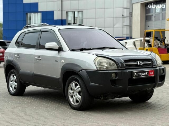 Серый Хендай Туксон, объемом двигателя 2 л и пробегом 214 тыс. км за 7990 $, фото 2 на Automoto.ua