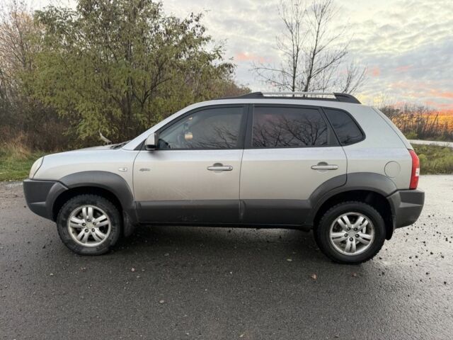 Хендай Туксон 2007 у Ахтырке на Automoto.ua Сірий Хендай Туксон, об'ємом двигуна 2 л та пробігом 192 тис. км за 6950 $, фото 4 на Automoto.ua