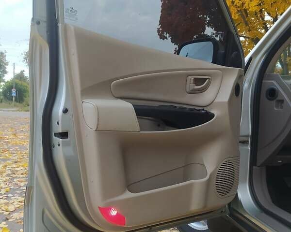 Серый Хендай Туксон, объемом двигателя 1.98 л и пробегом 250 тыс. км за 7300 $, фото 4 на Automoto.ua