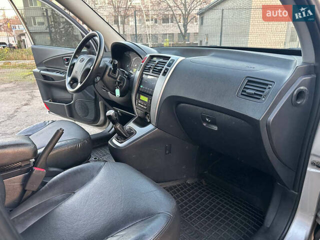 Серый Хендай Туксон, объемом двигателя 1.98 л и пробегом 167 тыс. км за 7300 $, фото 25 на Automoto.ua