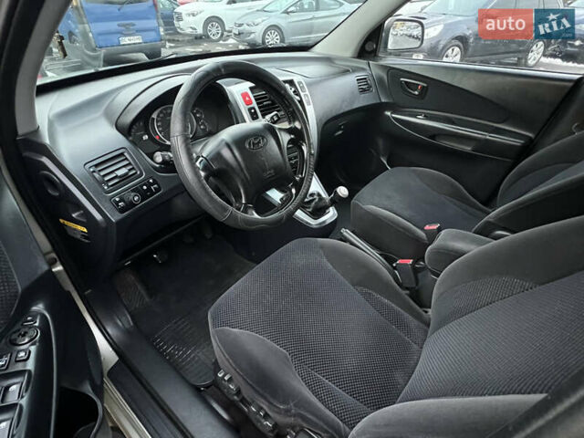 Сірий Хендай Туксон, об'ємом двигуна 2 л та пробігом 257 тис. км за 6550 $, фото 14 на Automoto.ua
