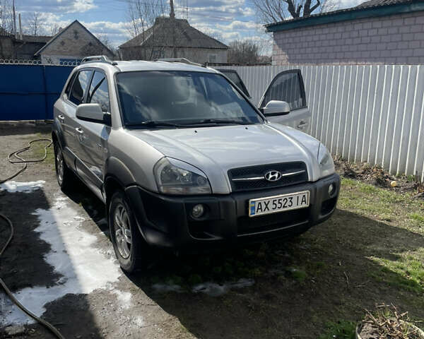 Серый Хендай Туксон, объемом двигателя 2 л и пробегом 217 тыс. км за 7800 $, фото 2 на Automoto.ua