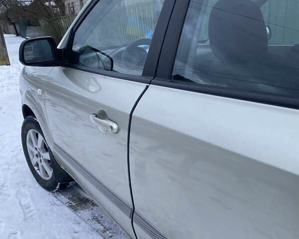 Серый Хендай Туксон, объемом двигателя 2 л и пробегом 213 тыс. км за 7999 $, фото 2 на Automoto.ua