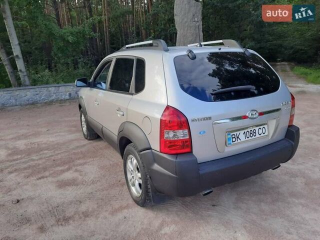 Сірий Хендай Туксон, об'ємом двигуна 2 л та пробігом 240 тис. км за 7499 $, фото 6 на Automoto.ua