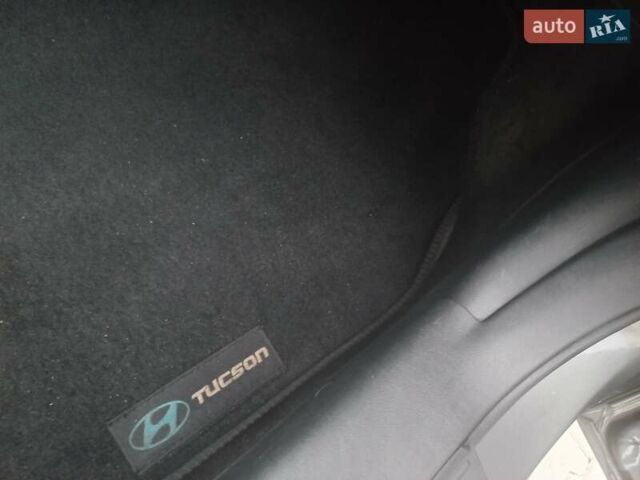 Сірий Хендай Туксон, об'ємом двигуна 2 л та пробігом 190 тис. км за 8600 $, фото 44 на Automoto.ua