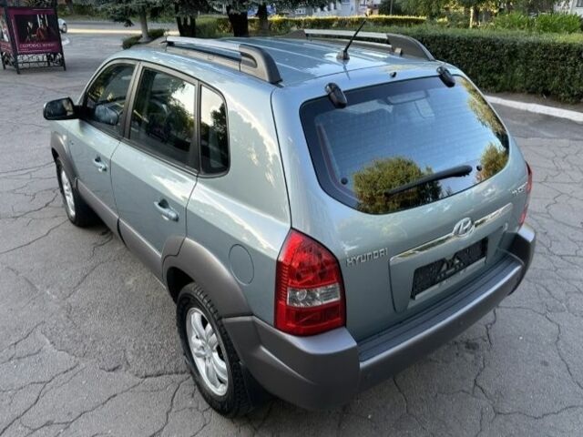 Серый Хендай Туксон, объемом двигателя 2 л и пробегом 110 тыс. км за 10500 $, фото 4 на Automoto.ua