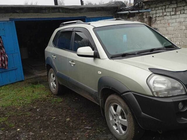 Серый Хендай Туксон, объемом двигателя 2 л и пробегом 168 тыс. км за 7500 $, фото 1 на Automoto.ua