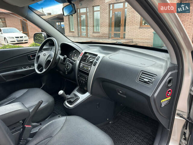 Серый Хендай Туксон, объемом двигателя 1.98 л и пробегом 217 тыс. км за 8500 $, фото 44 на Automoto.ua