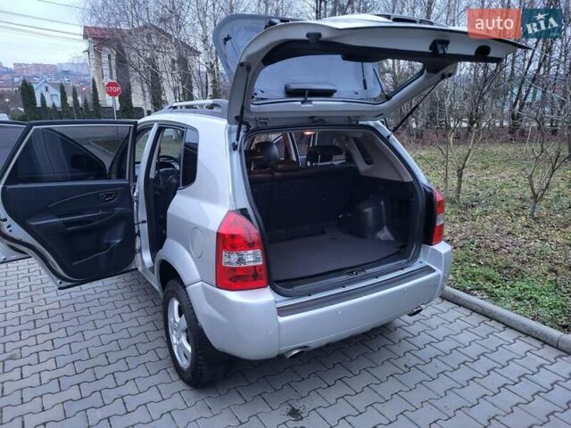 Серый Хендай Туксон, объемом двигателя 2 л и пробегом 240 тыс. км за 8300 $, фото 77 на Automoto.ua