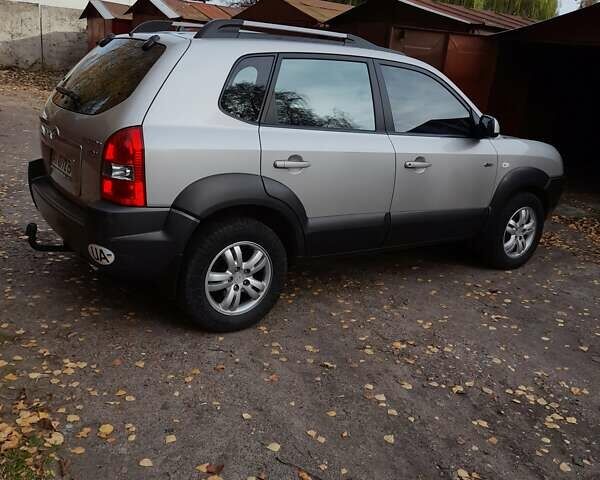 Сірий Хендай Туксон, об'ємом двигуна 2 л та пробігом 182 тис. км за 8800 $, фото 1 на Automoto.ua