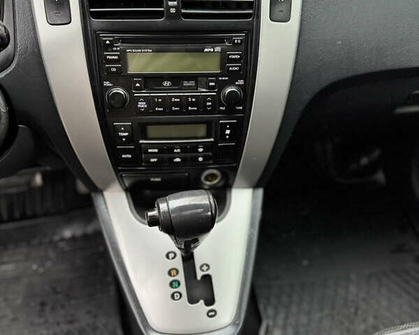 Серый Хендай Туксон, объемом двигателя 1.98 л и пробегом 269 тыс. км за 7100 $, фото 29 на Automoto.ua