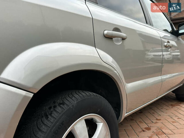 Серый Хендай Туксон, объемом двигателя 1.98 л и пробегом 217 тыс. км за 8500 $, фото 18 на Automoto.ua