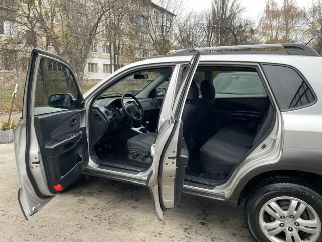 Серый Хендай Туксон, объемом двигателя 2 л и пробегом 290 тыс. км за 6400 $, фото 4 на Automoto.ua