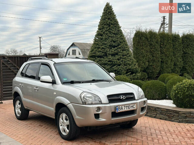 Серый Хендай Туксон, объемом двигателя 1.98 л и пробегом 217 тыс. км за 8500 $, фото 26 на Automoto.ua