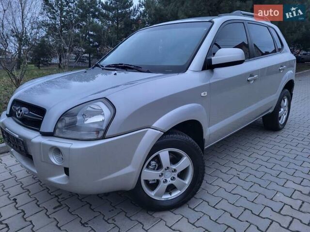 Серый Хендай Туксон, объемом двигателя 2 л и пробегом 240 тыс. км за 8300 $, фото 2 на Automoto.ua