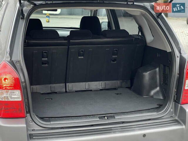 Серый Хендай Туксон, объемом двигателя 2 л и пробегом 182 тыс. км за 7600 $, фото 50 на Automoto.ua