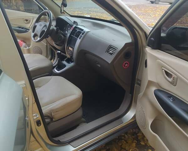 Серый Хендай Туксон, объемом двигателя 1.98 л и пробегом 250 тыс. км за 7300 $, фото 11 на Automoto.ua