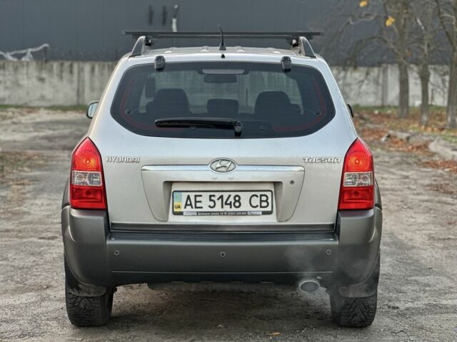 Серый Хендай Туксон, объемом двигателя 2 л и пробегом 167 тыс. км за 7299 $, фото 2 на Automoto.ua
