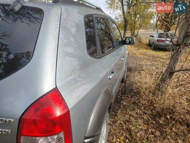 Хендай Туксон 2007 в Запорожье на Automoto.ua Серый Хендай Туксон, объемом двигателя 2 л и пробегом 213 тыс. км за 4800 $, фото 7 на Automoto.ua