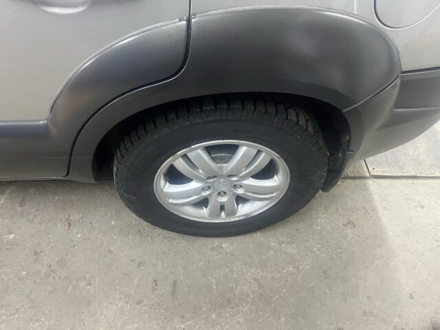 Серый Хендай Туксон, объемом двигателя 2 л и пробегом 152 тыс. км за 10000 $, фото 4 на Automoto.ua