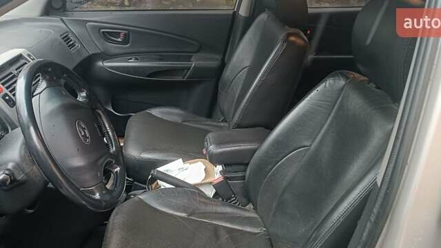 Сірий Хендай Туксон, об'ємом двигуна 1.98 л та пробігом 122 тис. км за 8300 $, фото 6 на Automoto.ua