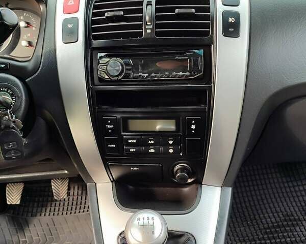 Серый Хендай Туксон, объемом двигателя 1.99 л и пробегом 184 тыс. км за 8300 $, фото 14 на Automoto.ua