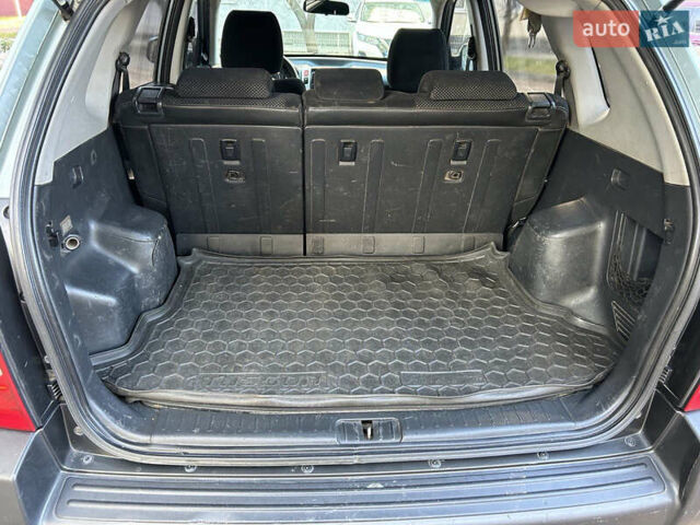 Серый Хендай Туксон, объемом двигателя 1.98 л и пробегом 269 тыс. км за 7500 $, фото 23 на Automoto.ua