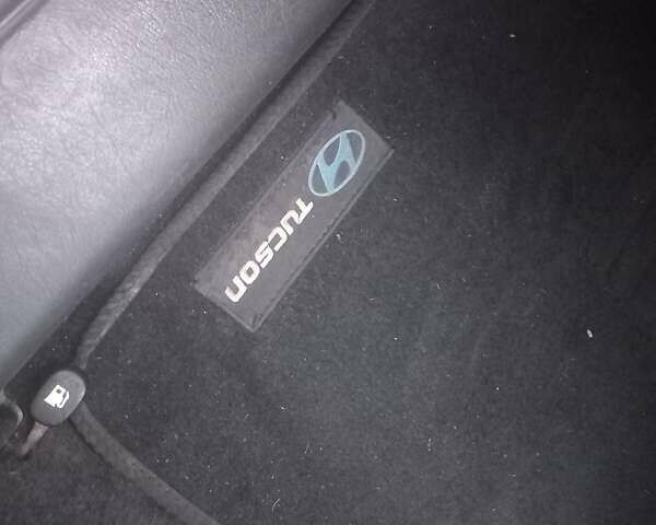 Сірий Хендай Туксон, об'ємом двигуна 2 л та пробігом 190 тис. км за 8600 $, фото 12 на Automoto.ua