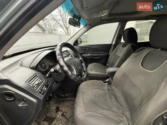 Сірий Хендай Туксон, об'ємом двигуна 2 л та пробігом 255 тис. км за 7600 $, фото 15 на Automoto.ua