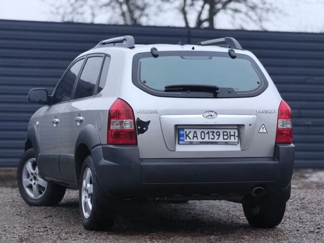 Серый Хендай Туксон, объемом двигателя 2 л и пробегом 305 тыс. км за 7200 $, фото 6 на Automoto.ua