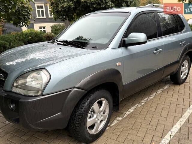 Серый Хендай Туксон, объемом двигателя 1.98 л и пробегом 218 тыс. км за 7900 $, фото 4 на Automoto.ua