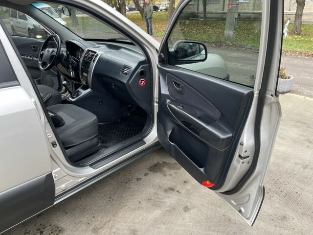 Серый Хендай Туксон, объемом двигателя 2 л и пробегом 290 тыс. км за 6400 $, фото 10 на Automoto.ua