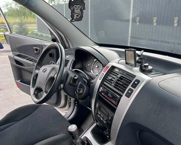 Сірий Хендай Туксон, об'ємом двигуна 1.98 л та пробігом 312 тис. км за 7777 $, фото 7 на Automoto.ua