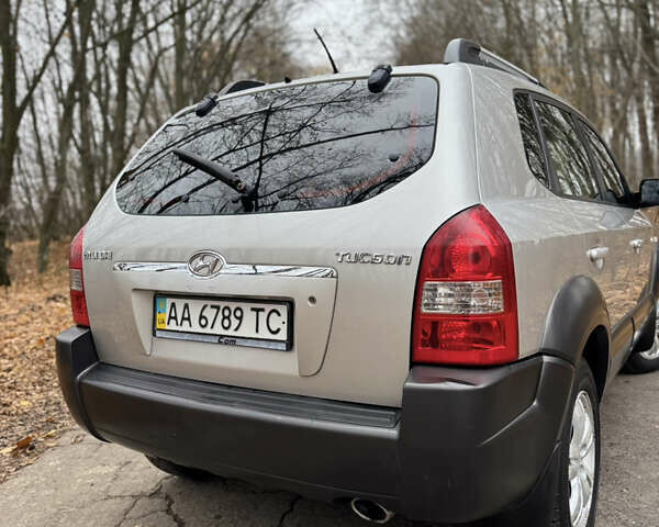 Серый Хендай Туксон, объемом двигателя 1.98 л и пробегом 269 тыс. км за 7100 $, фото 3 на Automoto.ua