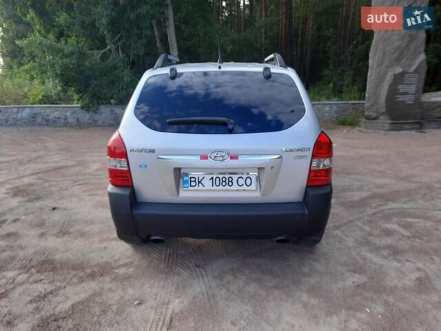 Сірий Хендай Туксон, об'ємом двигуна 2 л та пробігом 240 тис. км за 7499 $, фото 4 на Automoto.ua