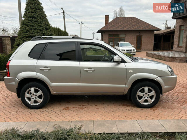 Серый Хендай Туксон, объемом двигателя 1.98 л и пробегом 217 тыс. км за 8500 $, фото 13 на Automoto.ua