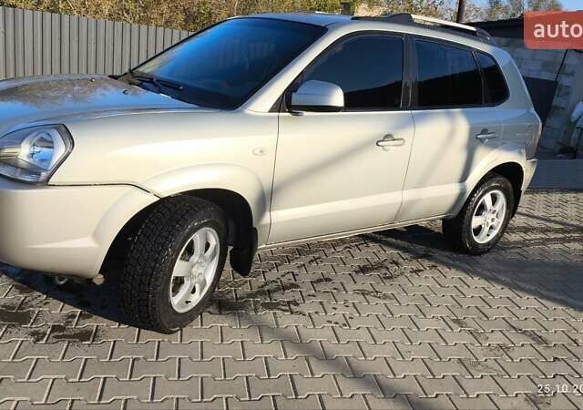 Серый Хендай Туксон, объемом двигателя 1.98 л и пробегом 193 тыс. км за 8400 $, фото 4 на Automoto.ua