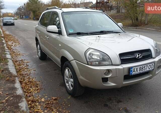 Сірий Хендай Туксон, об'ємом двигуна 2 л та пробігом 203 тис. км за 7700 $, фото 1 на Automoto.ua