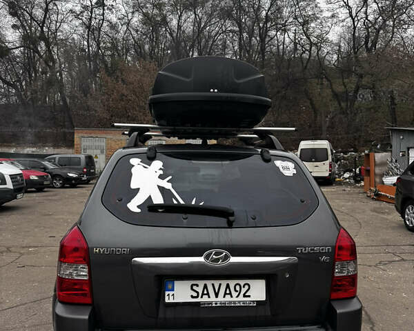 Серый Хендай Туксон, объемом двигателя 2.66 л и пробегом 247 тыс. км за 7250 $, фото 9 на Automoto.ua