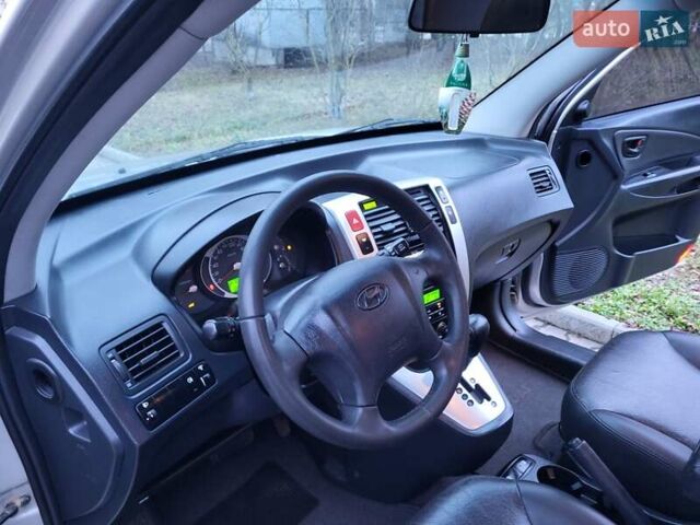 Серый Хендай Туксон, объемом двигателя 2 л и пробегом 240 тыс. км за 8300 $, фото 148 на Automoto.ua