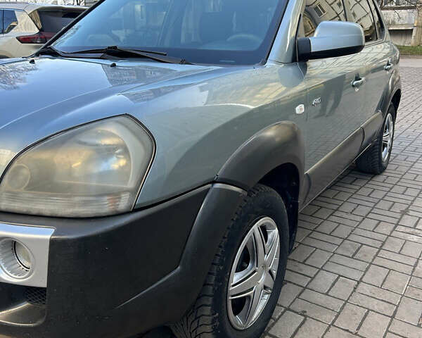 Серый Хендай Туксон, объемом двигателя 1.98 л и пробегом 269 тыс. км за 7500 $, фото 10 на Automoto.ua