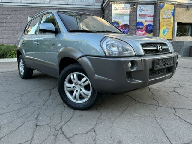 Серый Хендай Туксон, объемом двигателя 2 л и пробегом 110 тыс. км за 10500 $, фото 2 на Automoto.ua