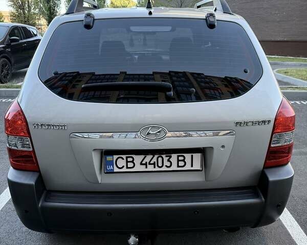 Серый Хендай Туксон, объемом двигателя 1.98 л и пробегом 280 тыс. км за 7400 $, фото 3 на Automoto.ua