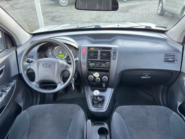 Сірий Хендай Туксон, об'ємом двигуна 2 л та пробігом 233 тис. км за 2350 $, фото 11 на Automoto.ua