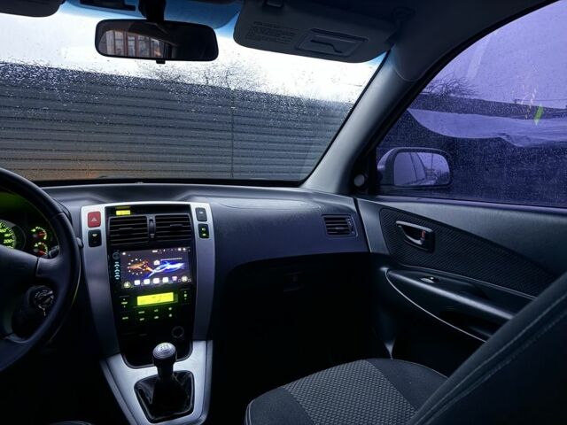 Серый Хендай Туксон, объемом двигателя 2 л и пробегом 305 тыс. км за 7200 $, фото 12 на Automoto.ua